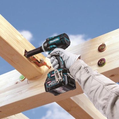 Chave de Impacto a Bateria Com Encaixe de 1/2 40V XGT TW004GZ Makita